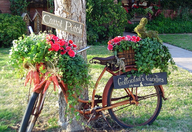 Велосипед в роли подставки для цветов