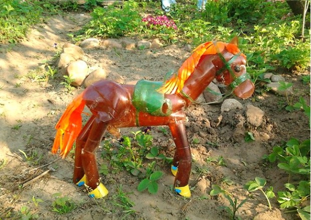 Лошадка для украшения садового участка