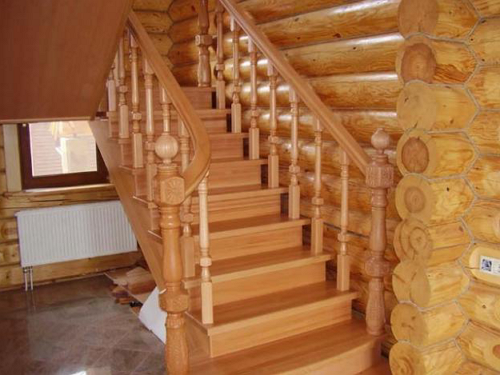 Деревянная стационарная лестница