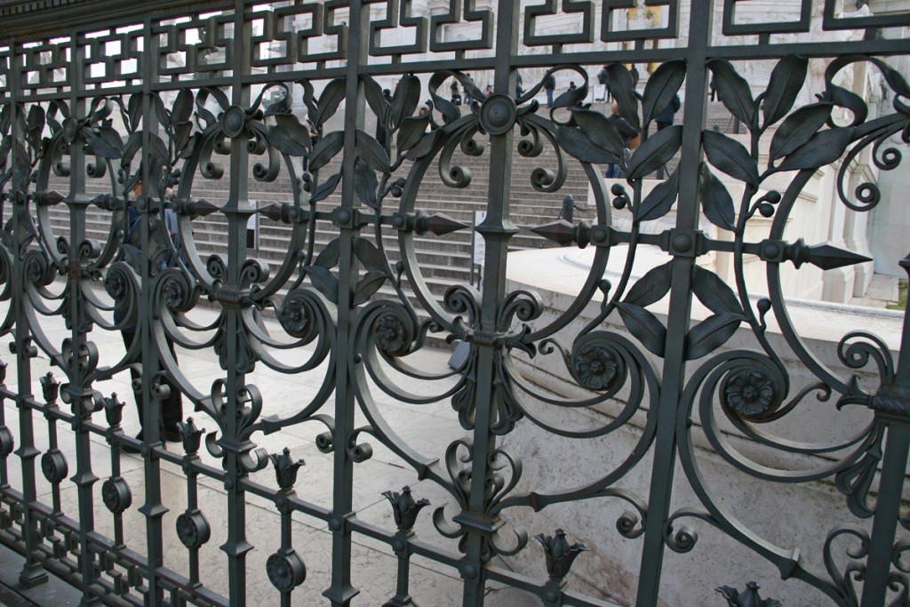 Кованый забор на площади Венеции