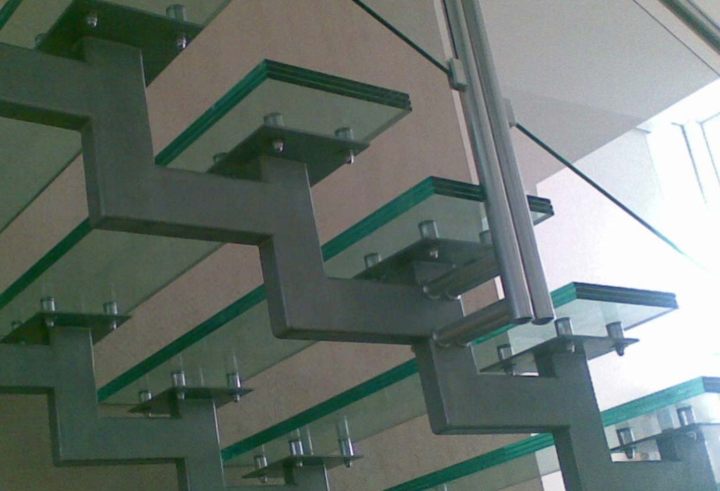 Металлические лестницы со ступенями из стекла