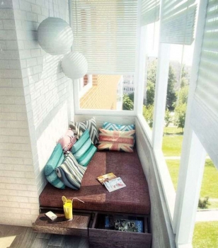 Интерьер спальни на балконе