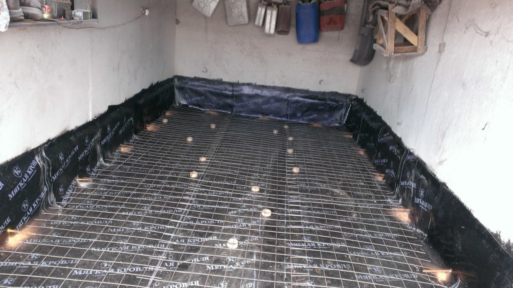 Укладка армированной сетки поверх слоя гидроизоляции