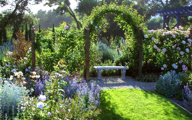 арки в дизайне садового участка